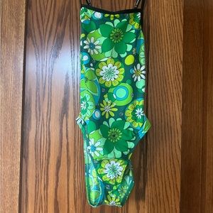 Speedo Endurance women’s swim suit, size small. Cute Green floral print.